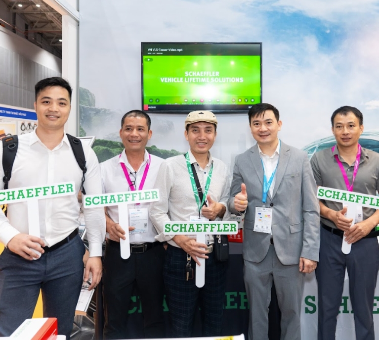 giam-doc-chup-anh-cung-giam-doc-shaeffler -viet-nam Giám đốc VC Part Bùi Thọ Anh và cộng sự quản lý